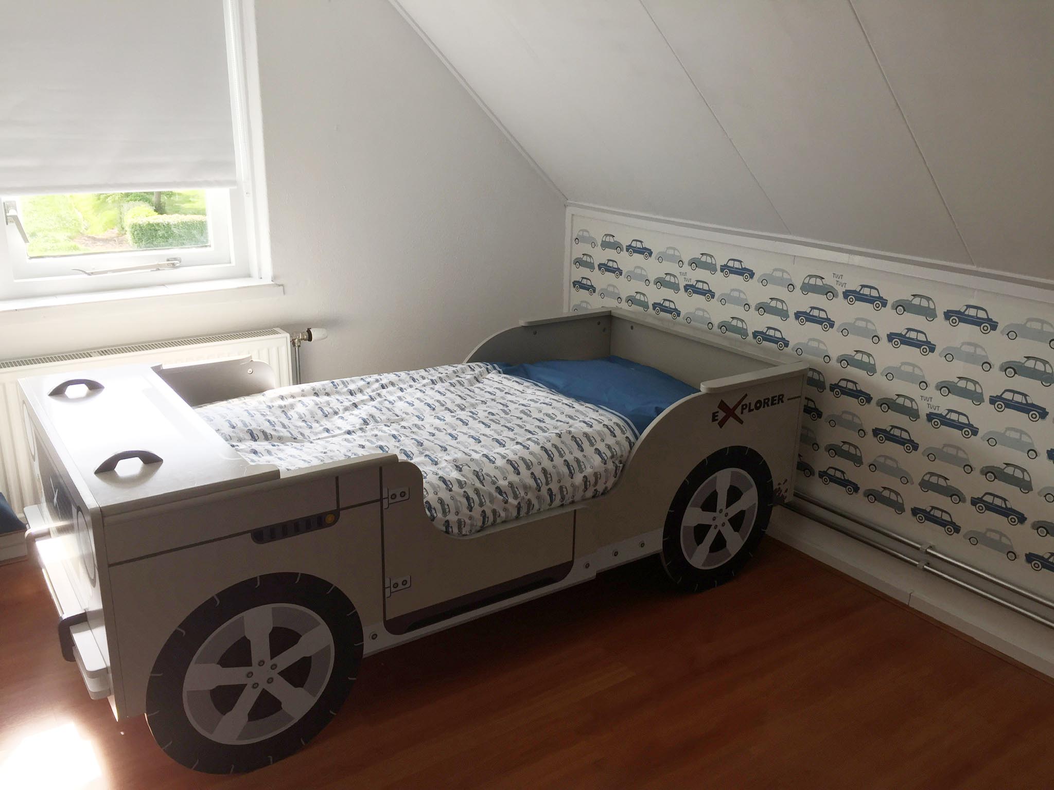 stoere jongenskamer thema auto met autobed, autobehang en autodekbed. Klantfoto