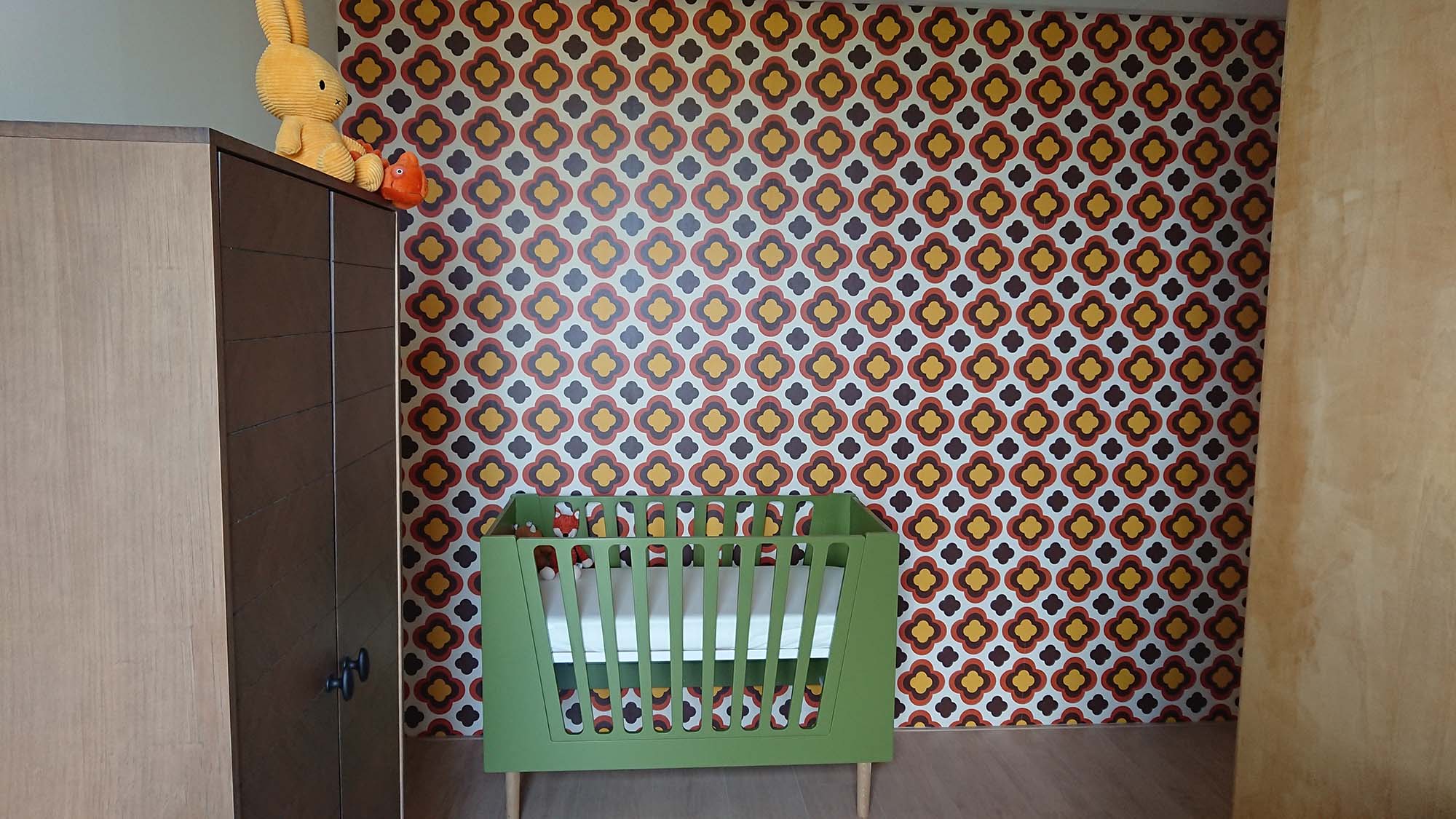 Maatwerk behang Retro Bloem met aangepaste kleur in babykamer van klant