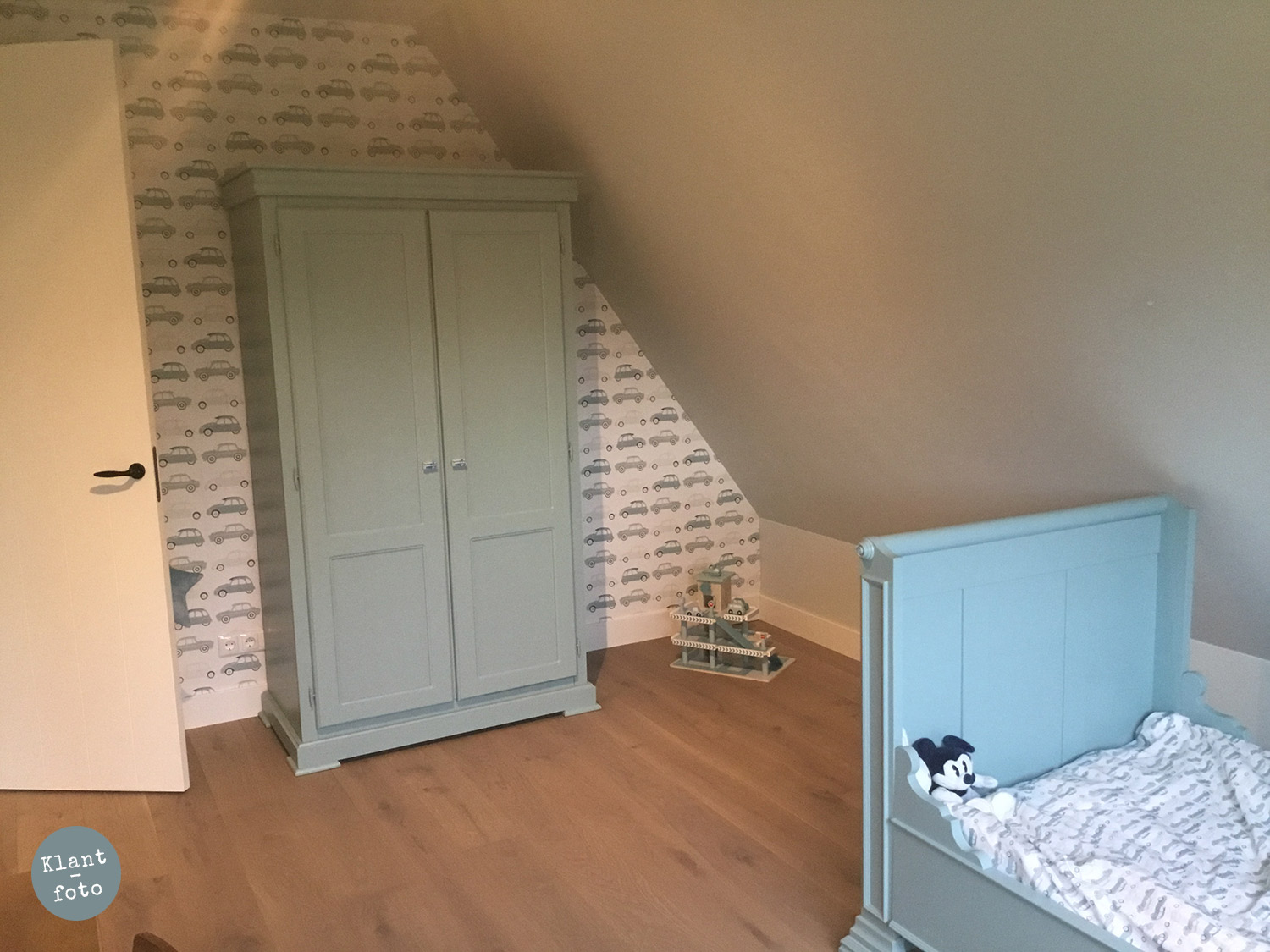 auto behang in kinderkamer met aangepaste kleur 