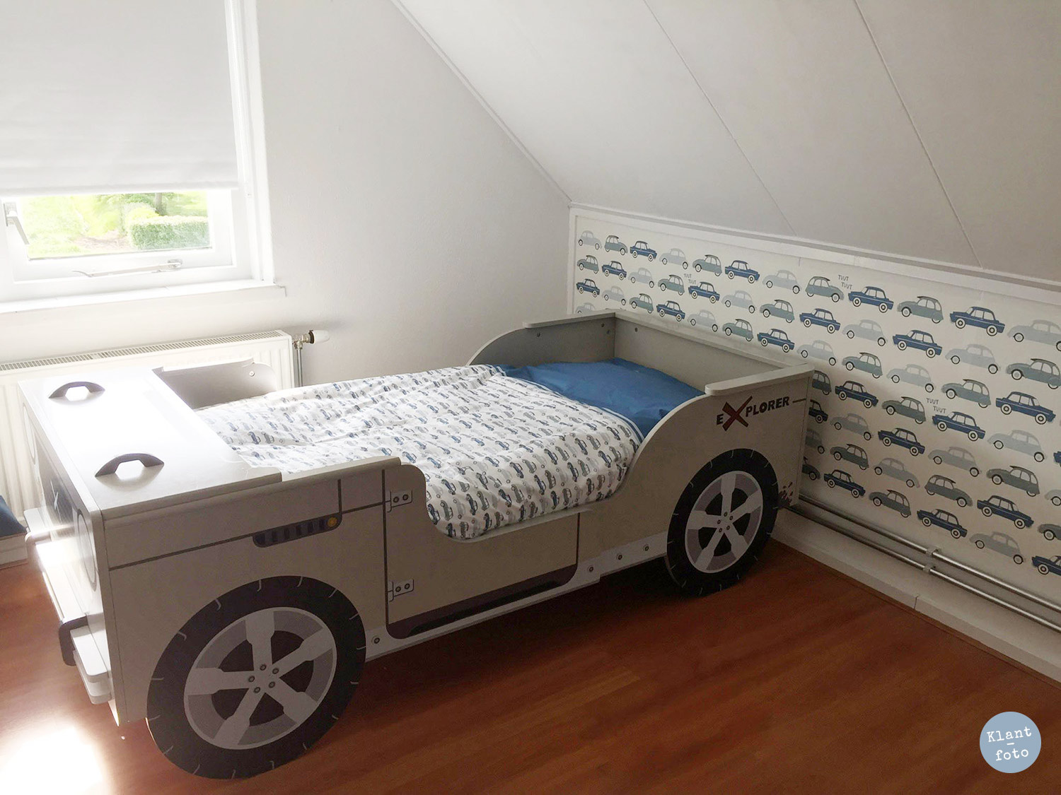 auto behang kinderkamer als lambrisering met stoer autobed