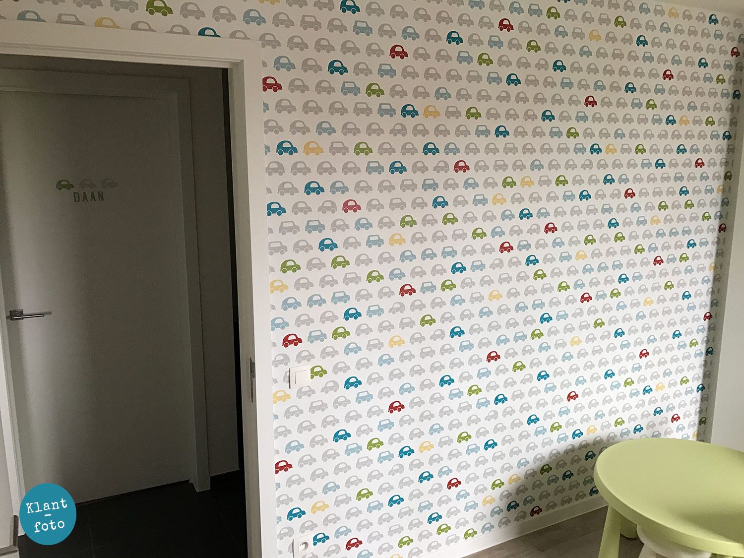 Persoonlijk auto behang kinderkamer op maat gemaakt voor speelkamer van een klant