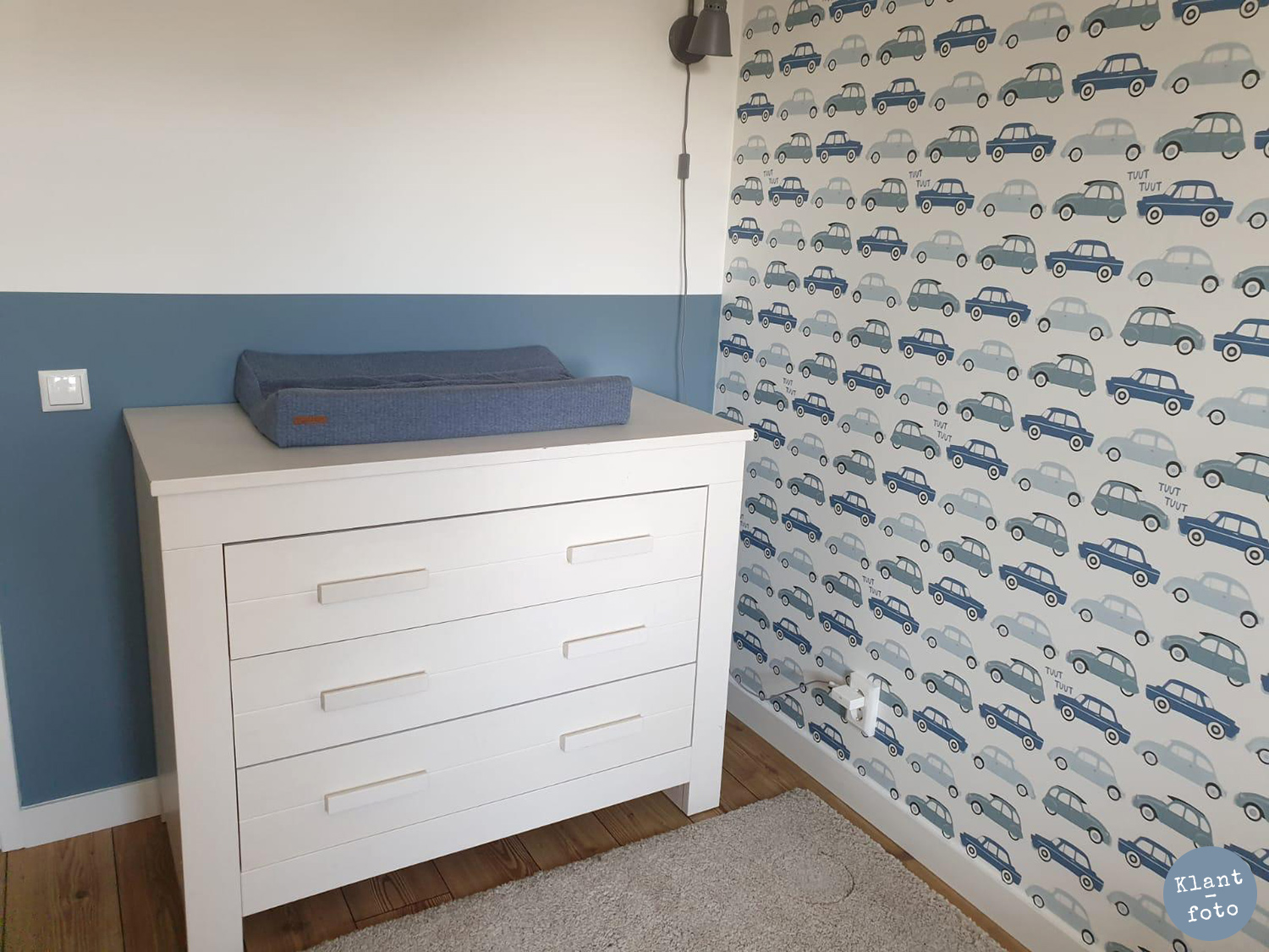 babykamer met kinderbehang auto op een wand