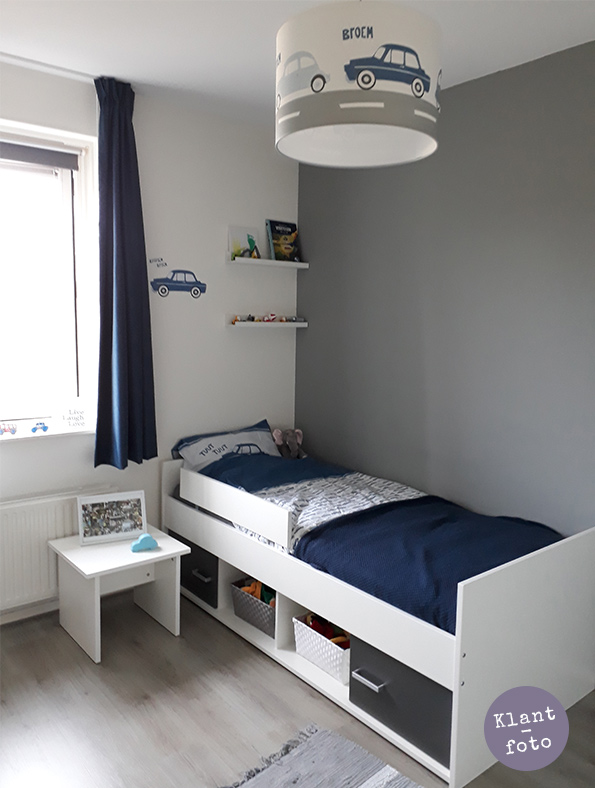 Stoere jongens autokamer met autobehang en autolamp van Perron 11 klantfoto