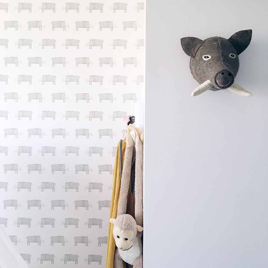 babykamer wieg met behang zwijntjes van Perron 11