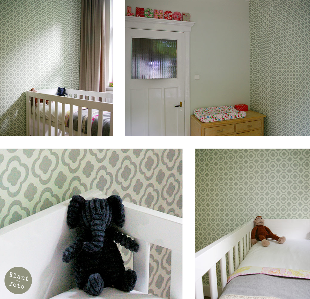 Meisjes babykamer met groen behang Retro Bloem