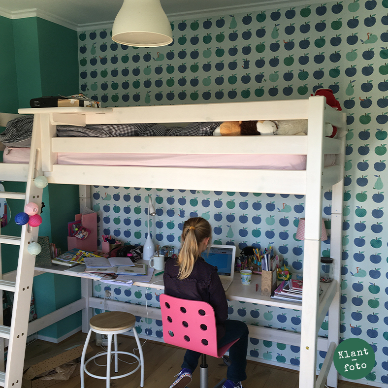Behang met appels en peren klantfoto van coole meidenkamer
