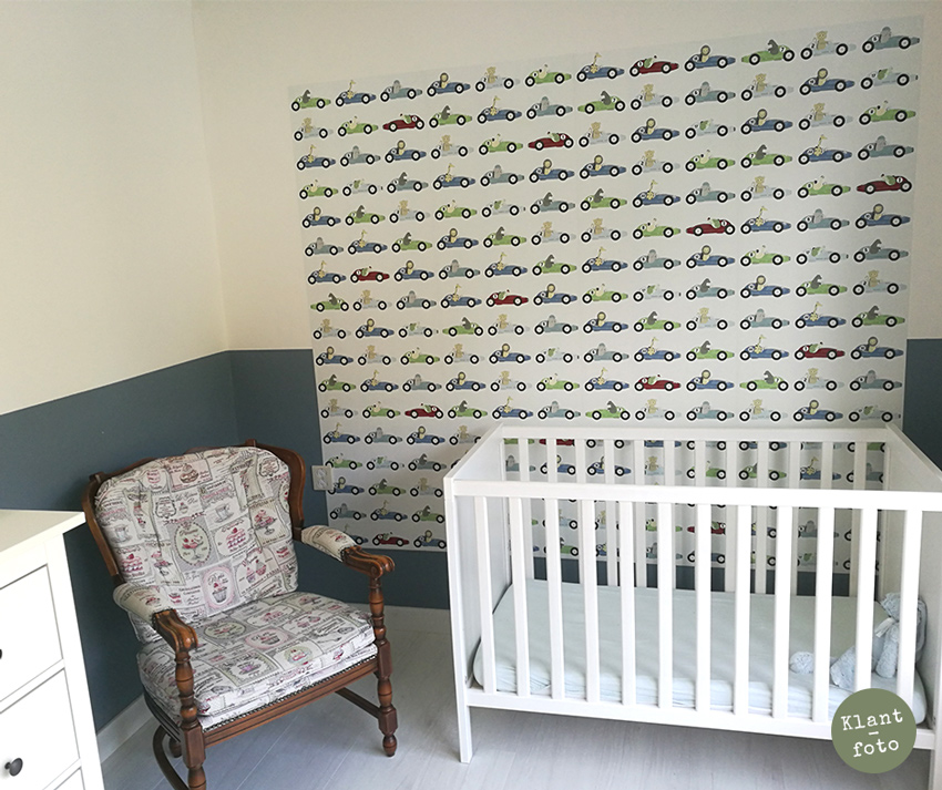 kinderbehang met race auto's als vierkant paneel op een wand