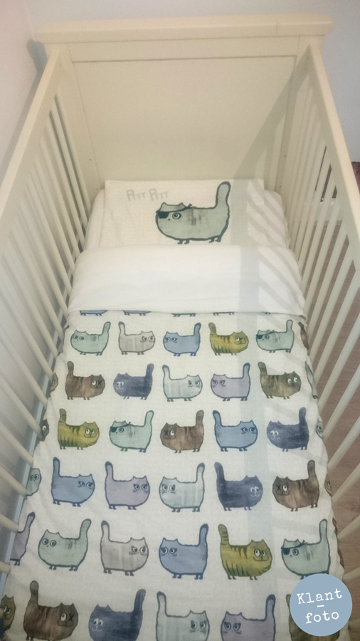 babykamer ledikant met beddengoed katten Perron 11 klantfoto