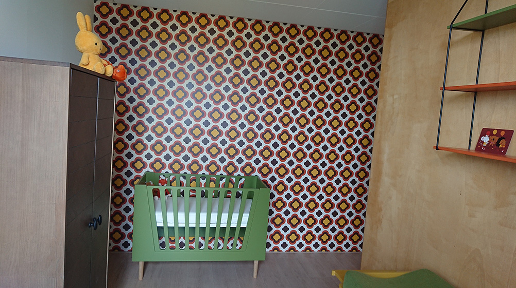 Behang Flower Power op maat qua kleur en patroonformaat in babykamer van klant