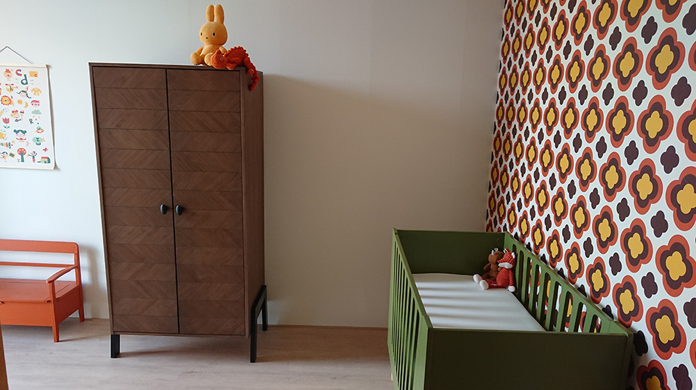Maatwerk behang kinderkamer project bij klant in retro babykamer