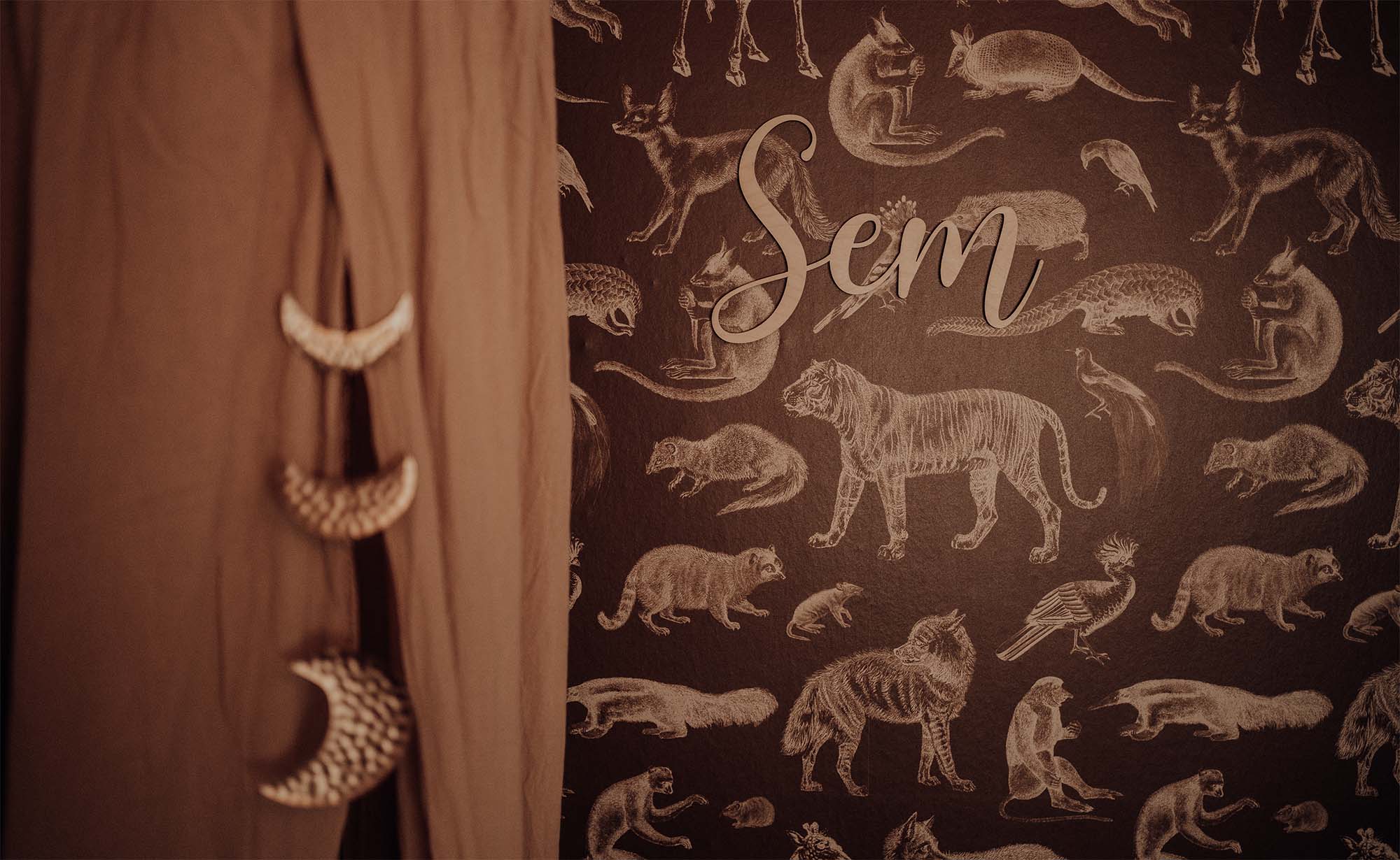foto van ons behang Wilde Dieren bij een klant in de babykamer