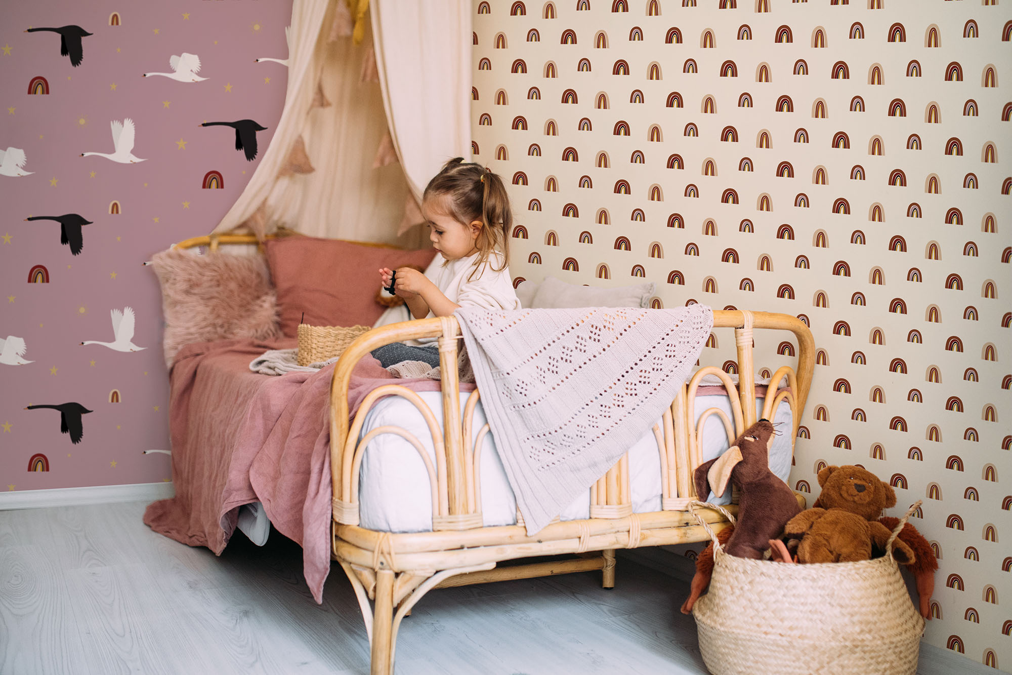 Twee verschillende behang patronen op twee wanden in de kinderkamer