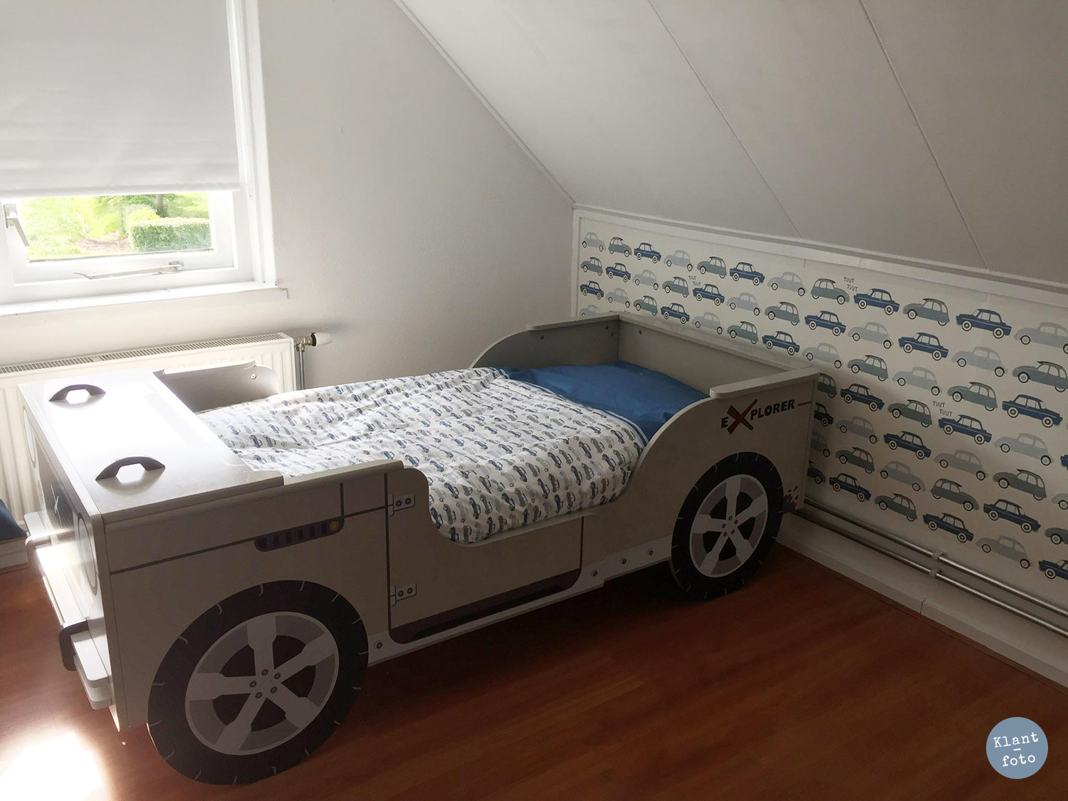 kinderbehang auto in kinderkamer met thema auto