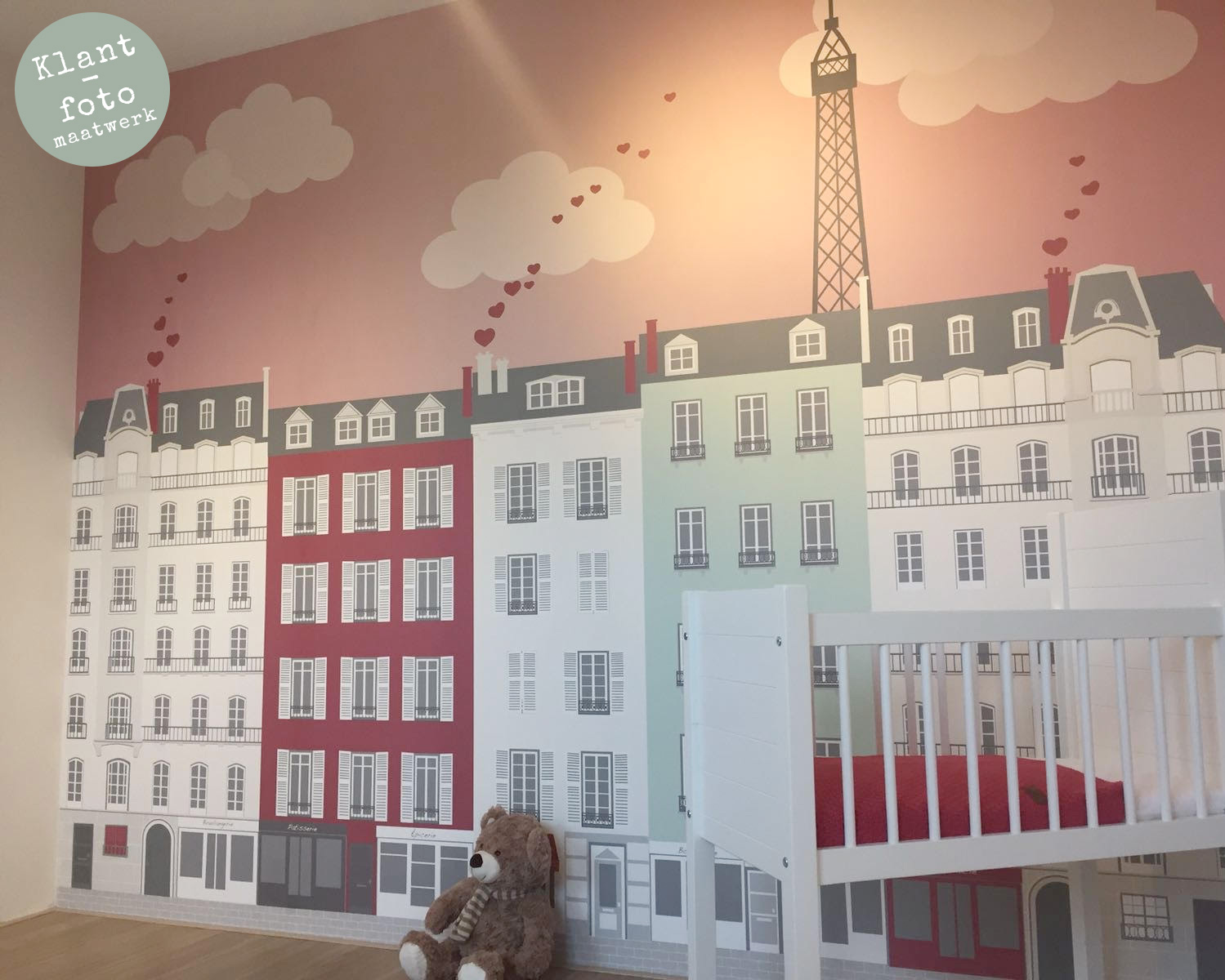 Behang Parijs in de meisjes babykamer van een klant