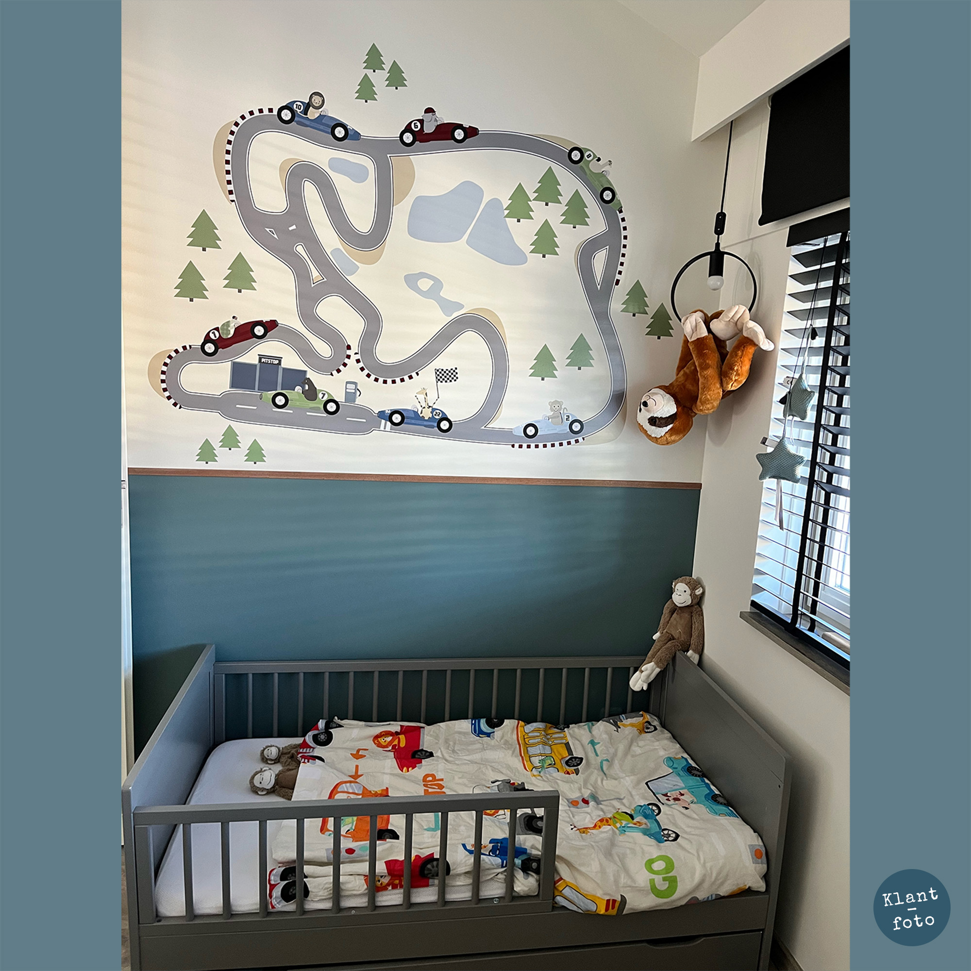 Foto van kinderkamer met muurstickerset Formule 1 met grappige raceauto's