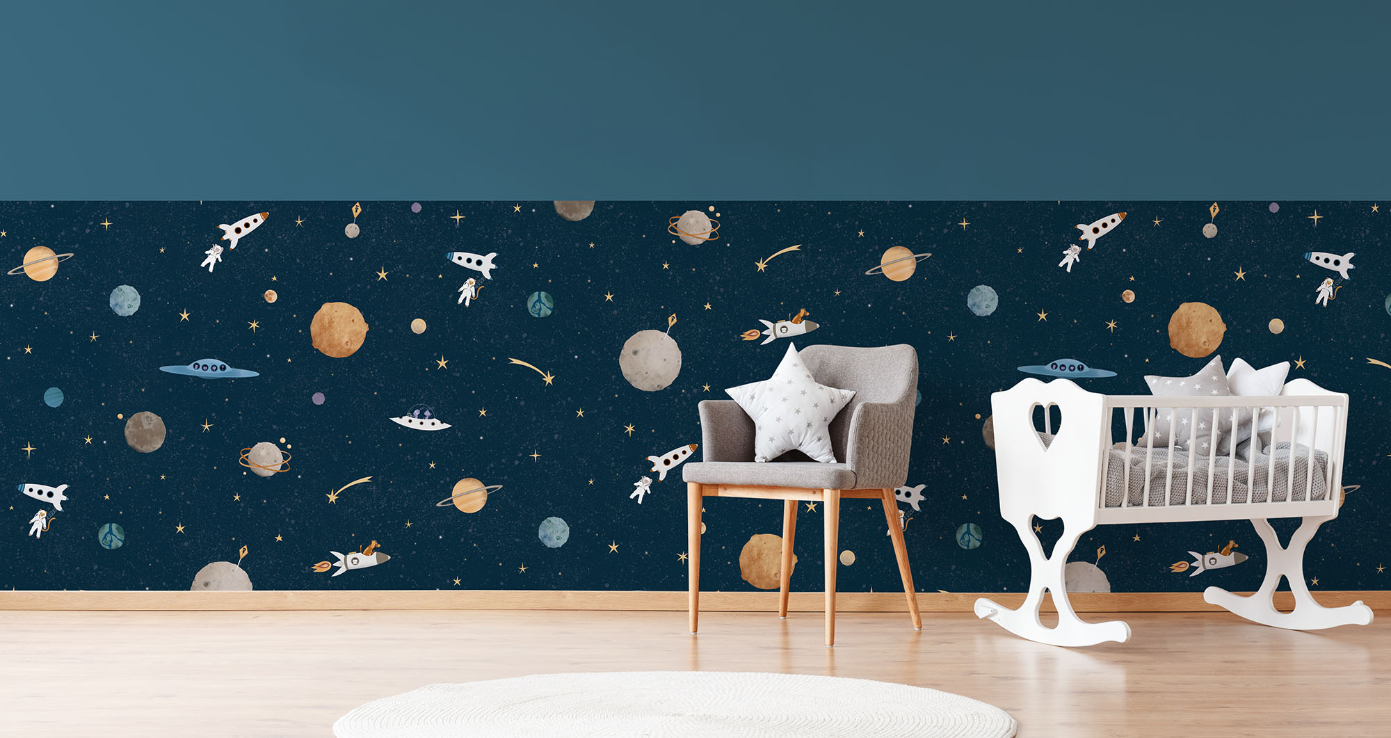 Babykamer met heelal patroon behang als lambrisering
