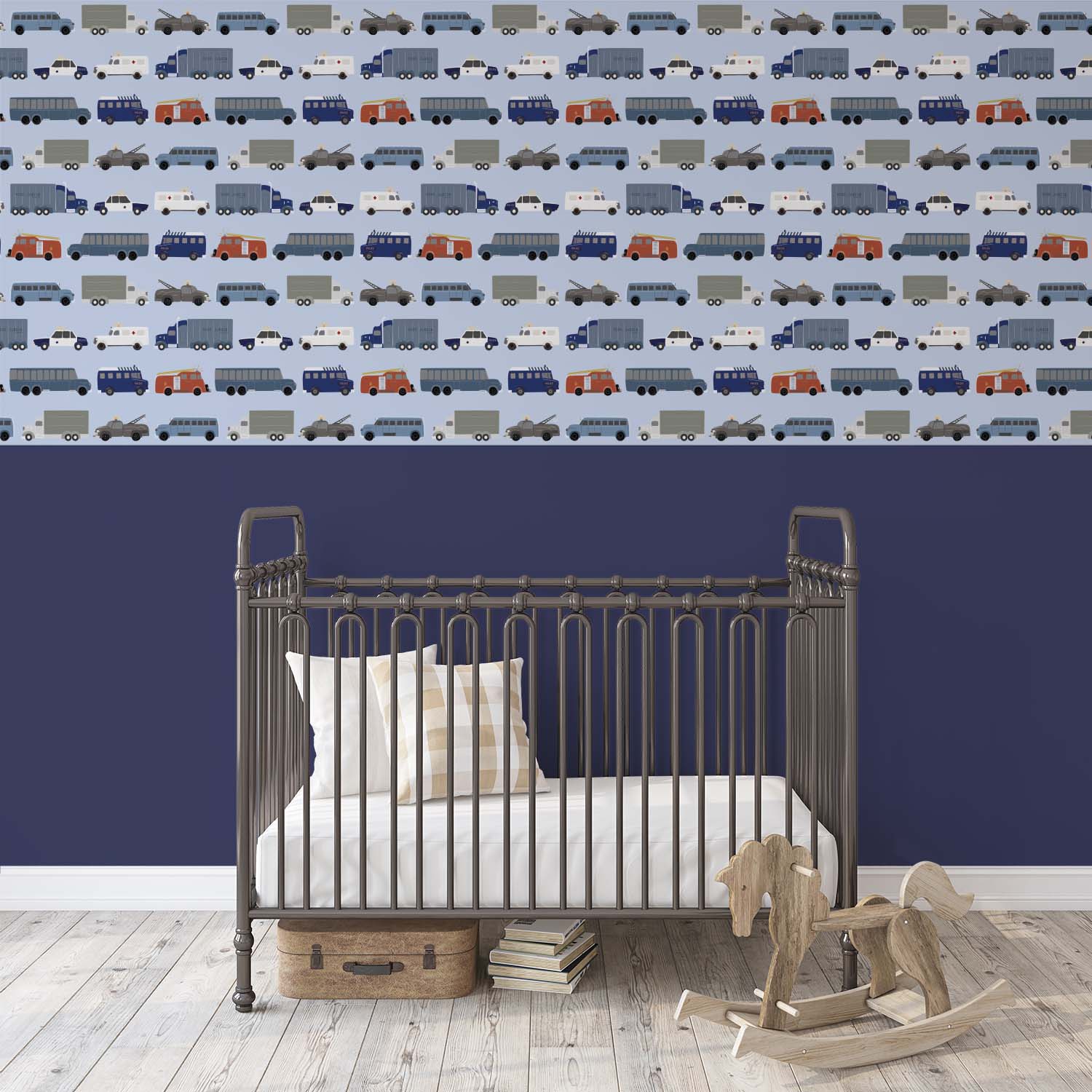 Voertuigen behang blauw boven lambrisering in jongens babykamer