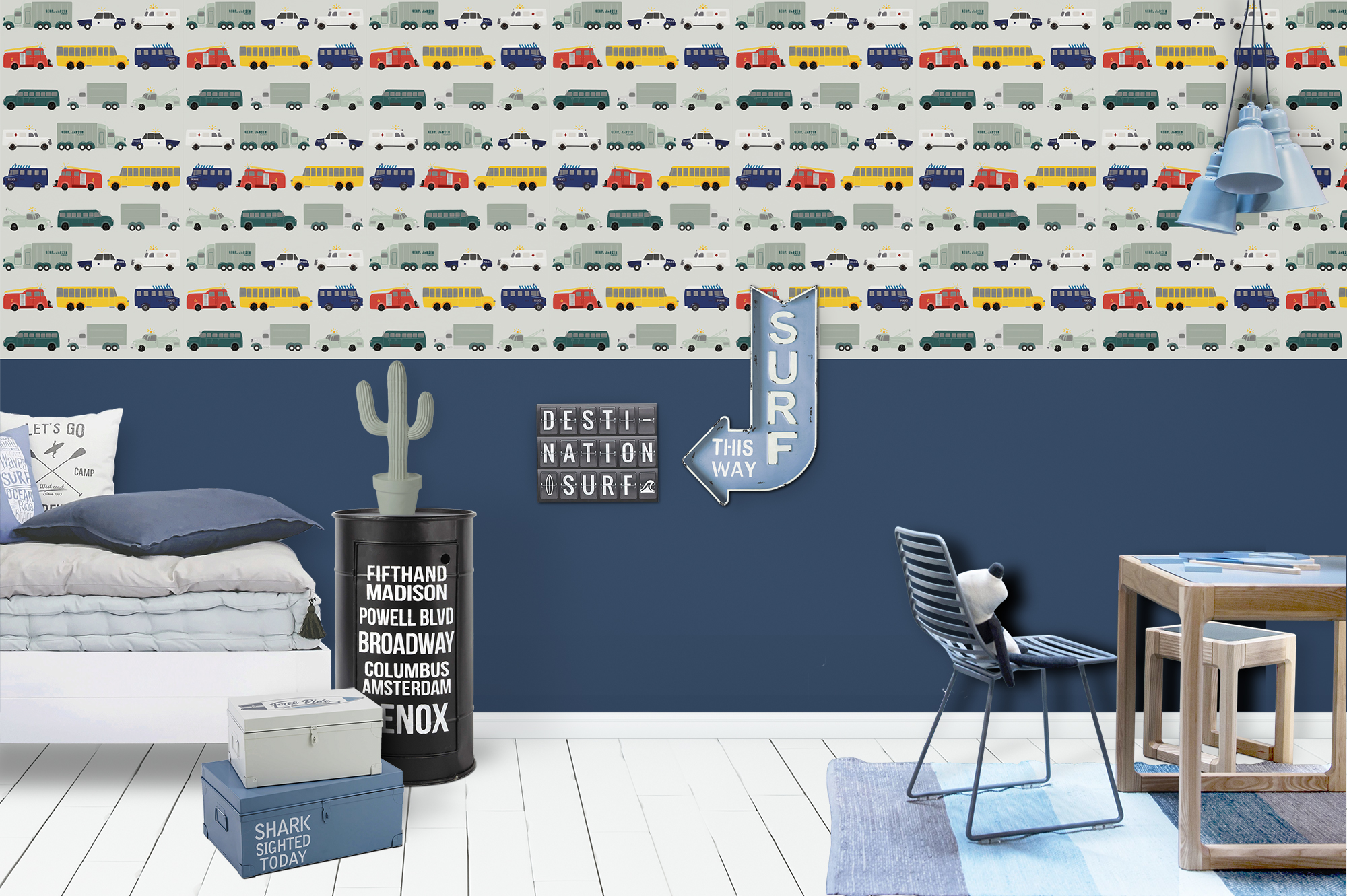 kindkamer met verf als lambrisering en daarboven voertuigenbehang van Perron 11