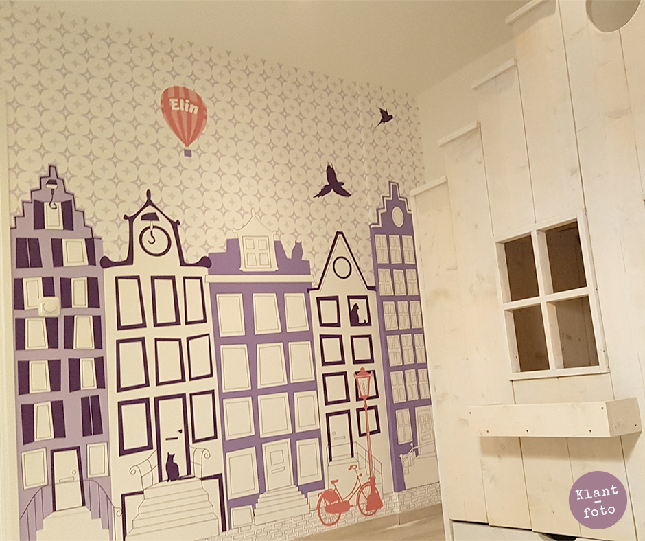 Kinderkamer met behang Amsterdamse grachtenpandjes op maat gemaakt door Perron 11