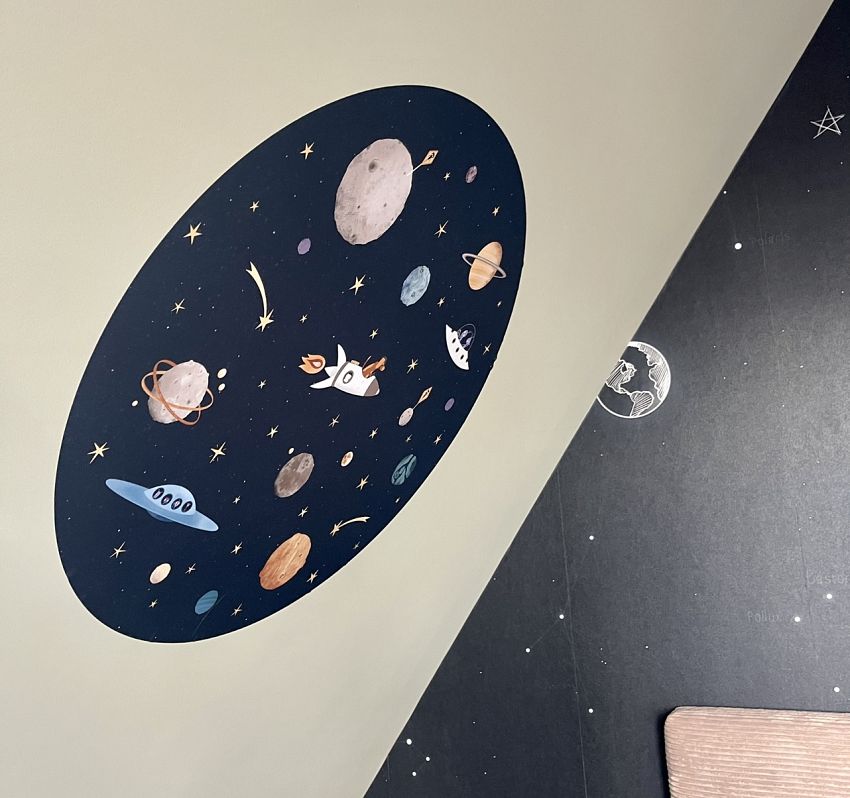 Wandcirkel ruimte Space Stories in babykamer op schuin dak