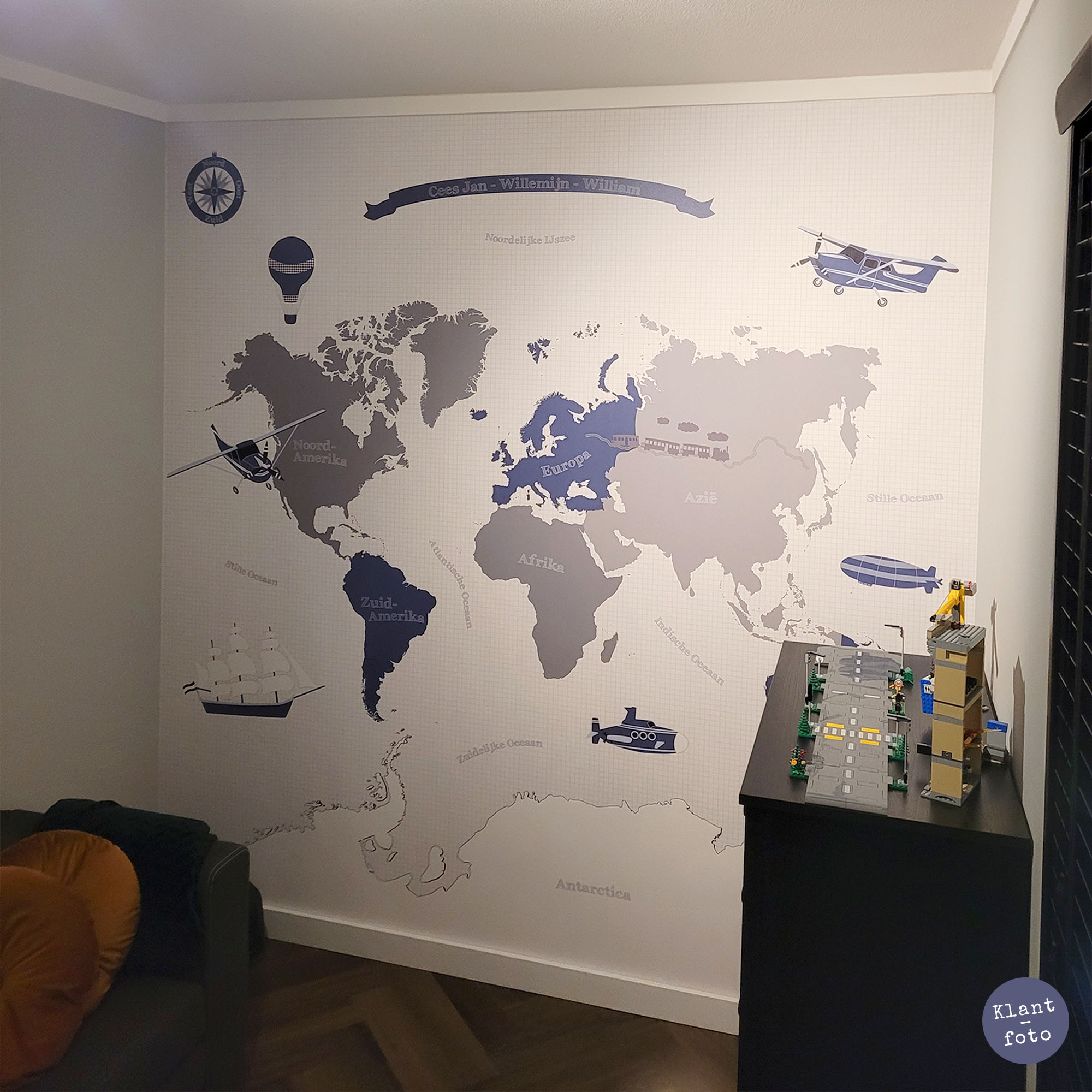 Wereldkaart behang met naam bij klant in de kinderkamer
