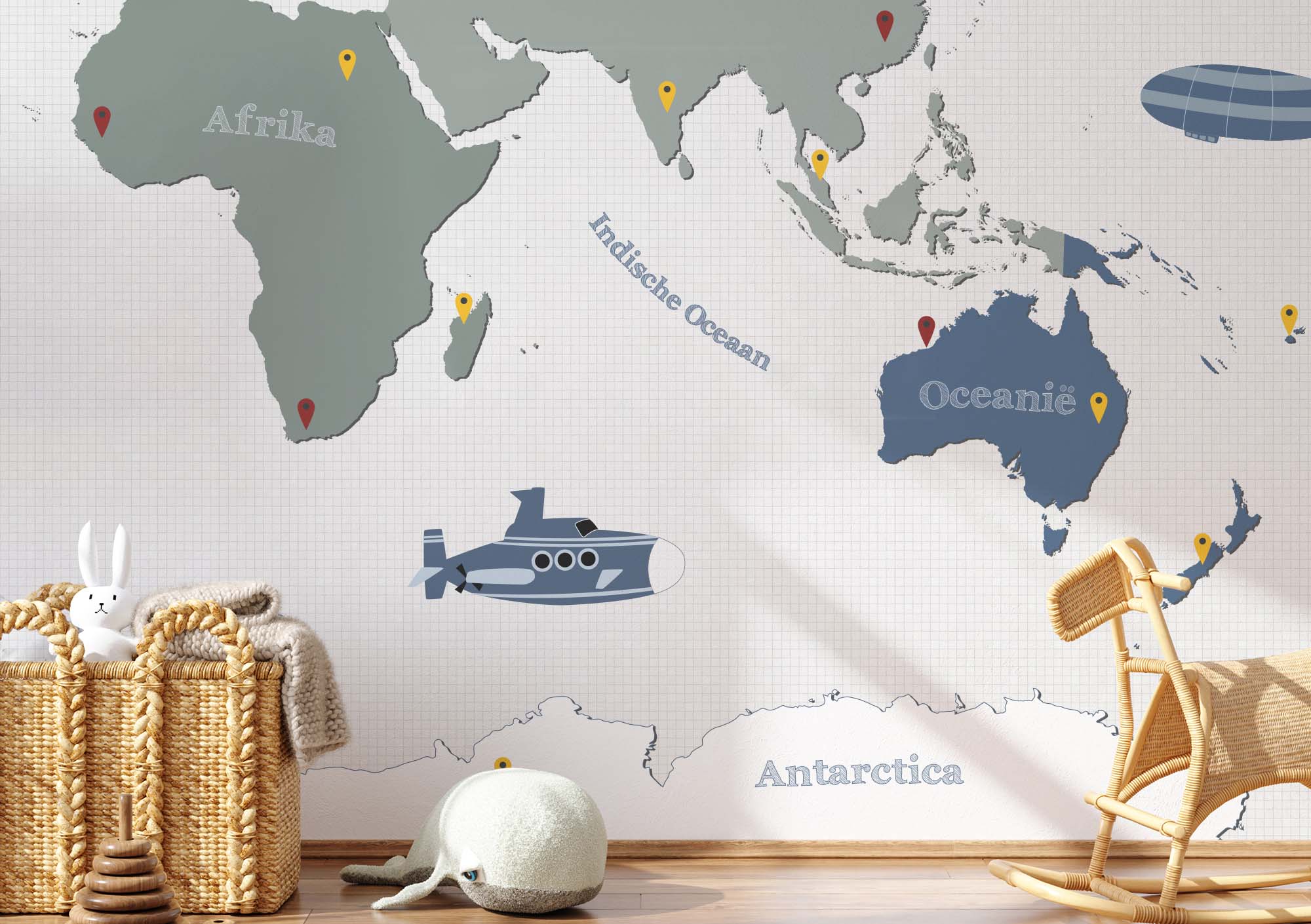 Wandvullende wereldkaart in kinderkamer met locatiestickers 