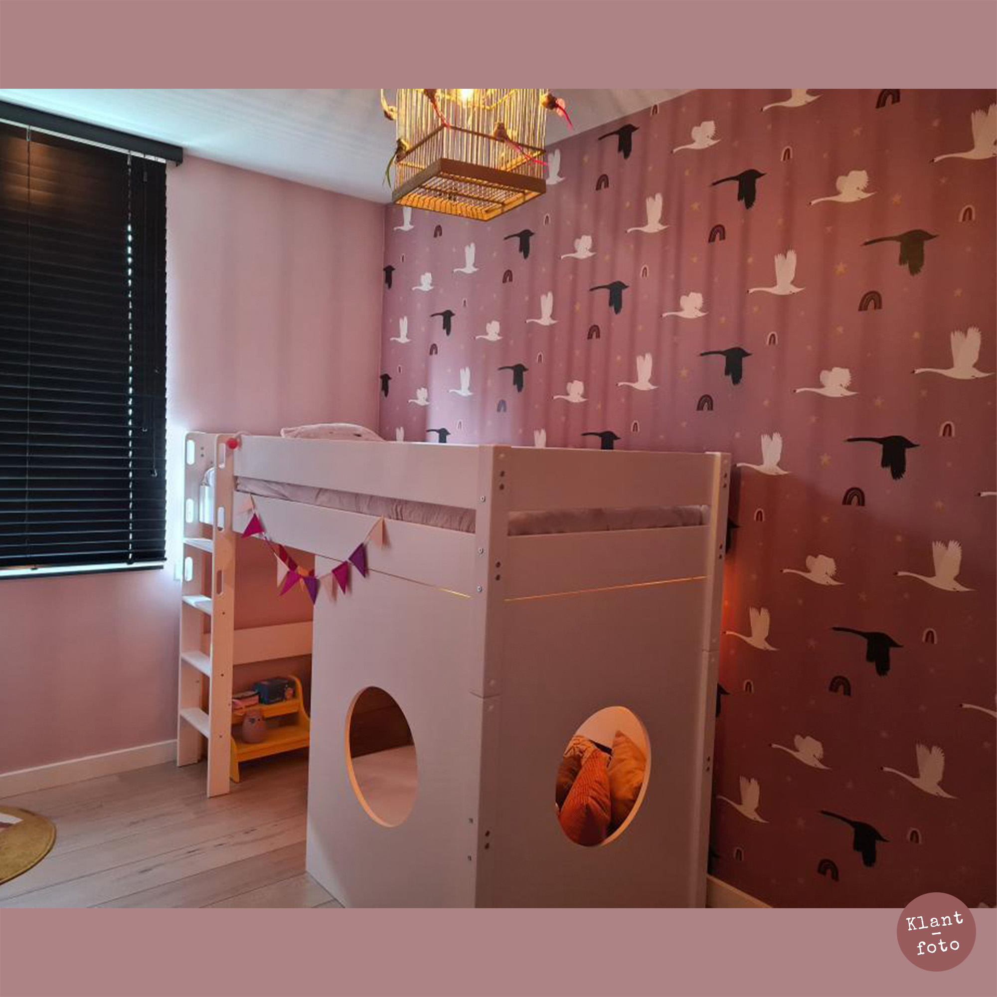 zwanenbehang roze in meisjeskamer van klant