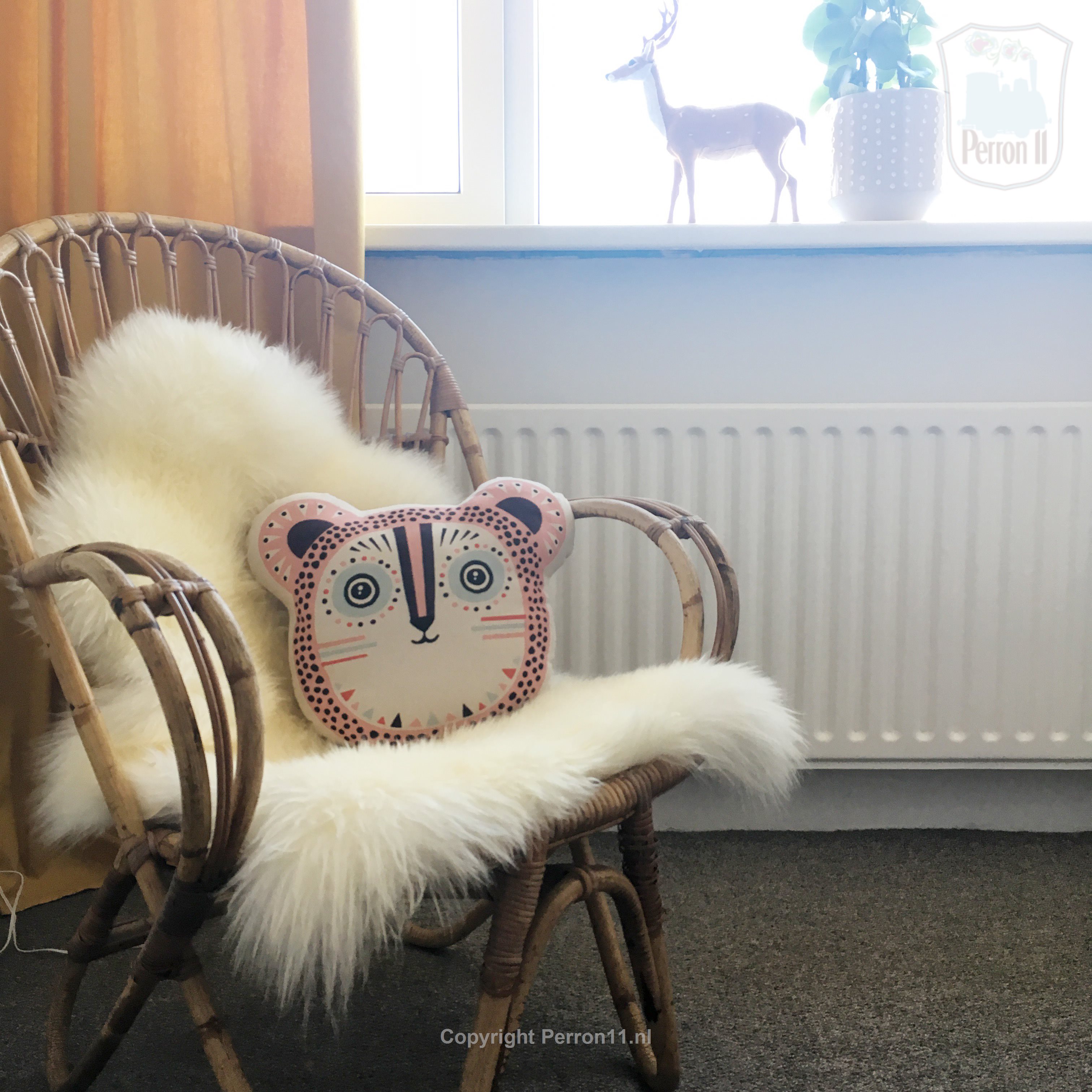 Kinderkamerinspiratie stoel met kussen in zwijntjeskamer