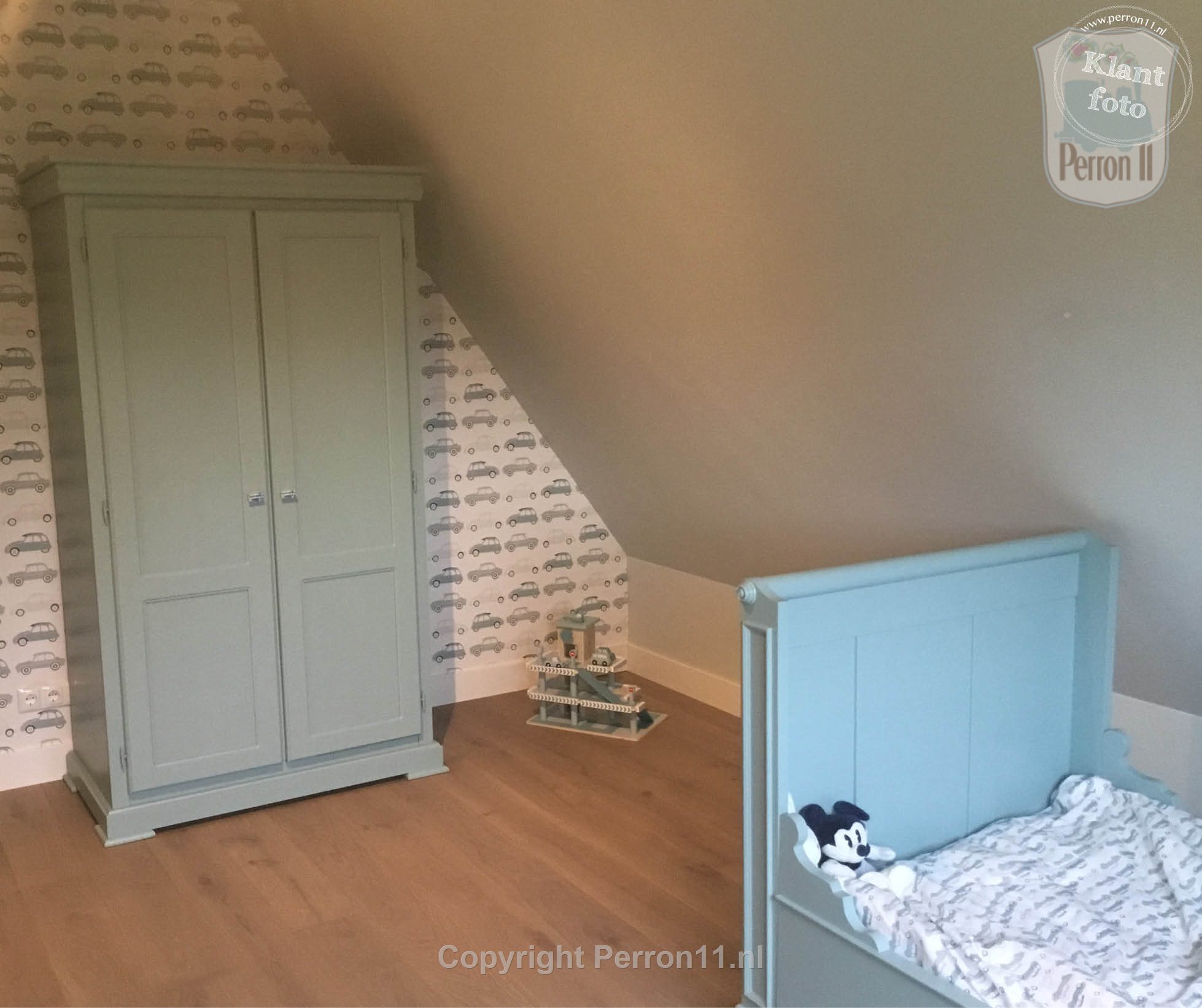 kinderkamer eindresultaat op maat gemaakt autobehang bij verfkleuren Farrow & Ball