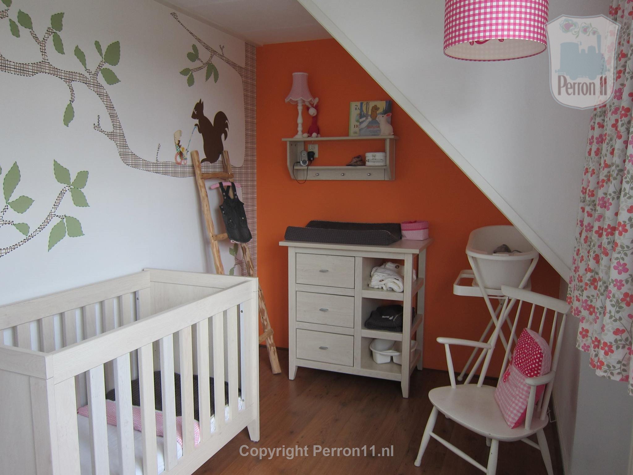Babykamer met posterbehang Het Eekhuis van Perron 11 en oranje nis