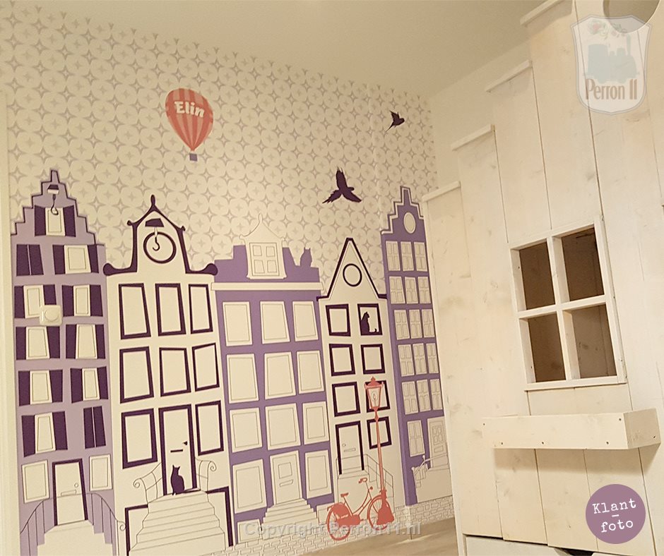 Kinderkamer met behang Amsterdamse grachtenpandjes op maat gemaakt door Perron 11