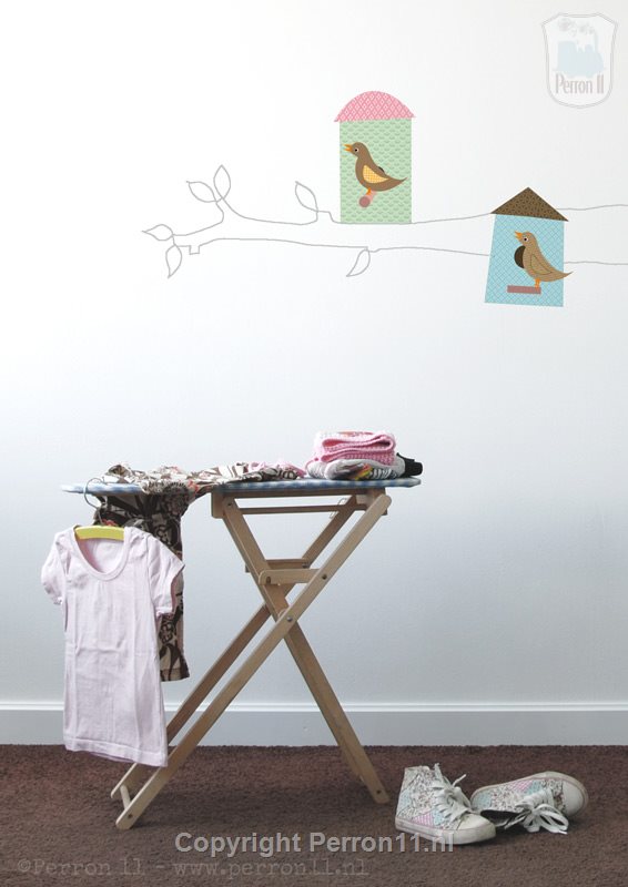 Voorbeeld zelfmaak kinderkamerdecoratie behang vogelhuisjes