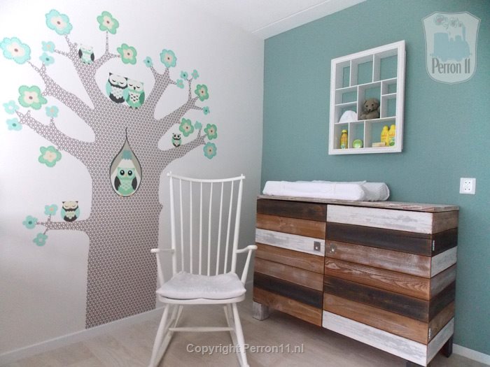 Behangboom in combinatie met hout in babykamer