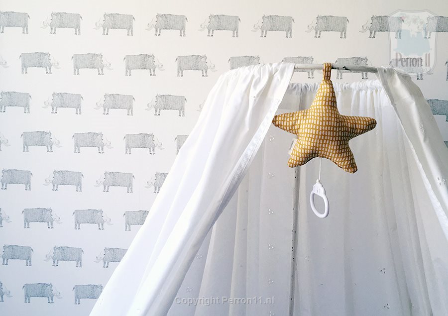 wieg met zwijntjes behang babykamer