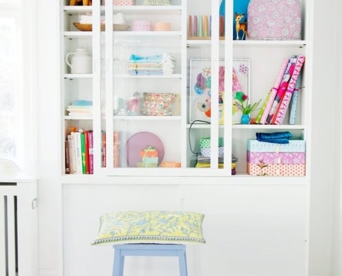 Behang, kinderbehang: witte kast met speelgoed en boeken, kinderkamer decor.