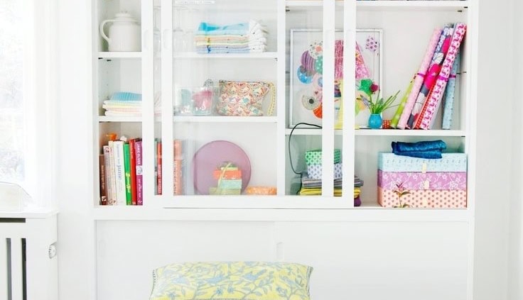 Behang, kinderbehang: witte kast met speelgoed en boeken, kinderkamer decor.