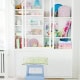 Behang, kinderbehang: witte kast met speelgoed en boeken, kinderkamer decor.