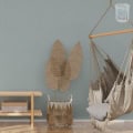 Behang, kinderbehang met subtiele blauwe achtergrond en natuurlijke decoratie.