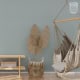 Behang, kinderbehang met subtiele blauwe achtergrond en natuurlijke decoratie.