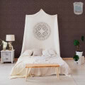 Behang, kinderbehang met wit hemelbed en decoratieve muurcirkel.