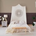 Kinderkamer behang met wit bed en decoratieve muurcirkel.
