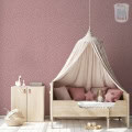 Kinderbehang met roze patroon voor kinderkamer.