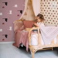Kinderbehang met vogels en regenbogen in kinderkamer.