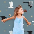 Kinderbehang met vogels en regenbogen, speelse sfeer.