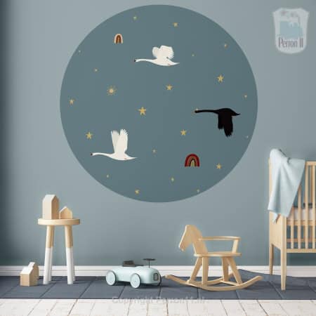 Behang met zwanen, regenbogen en sterren voor kinderkamer.