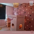 Kinderbehang met zwanenmotief in kinderkamer.