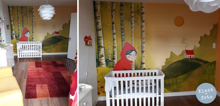 Kinderkamer met boswand en muurstickers Behang en kinderbehang met bos en kabouterthema in kinderkamer.