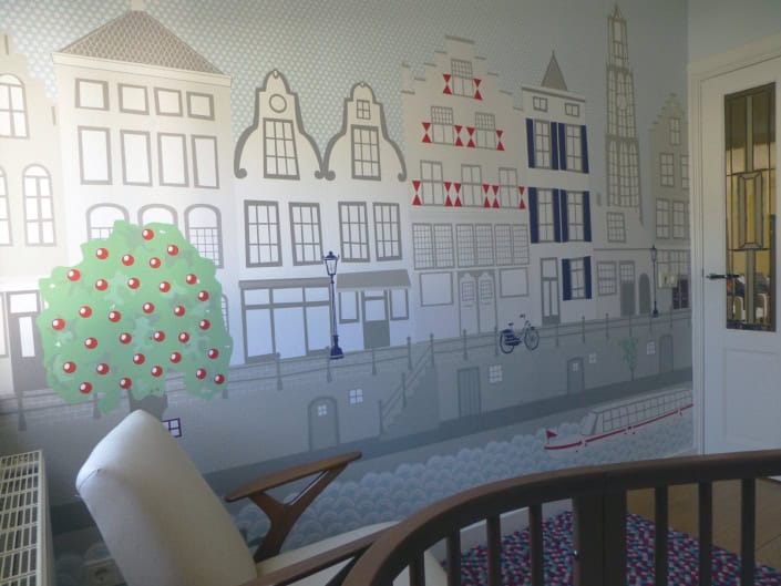 Behang-Utrecht-KZ Behang met een stadssilhouet en een groene boom, kinderbehang.