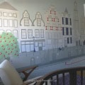 Kinderbehang met stad en boom, vrolijk en speels ontwerp.