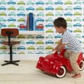 Behang, kinderbehang met auto's in blauw, groen en rood.